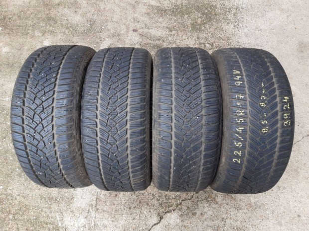 225/45 R17 - újszerű téligumik