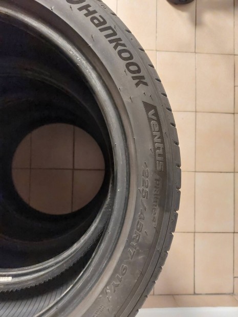 225/45 R17 nyri Hankook 