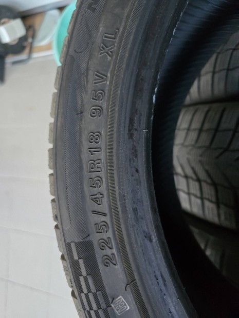 225/45 R18 Négy évszakos gumi.