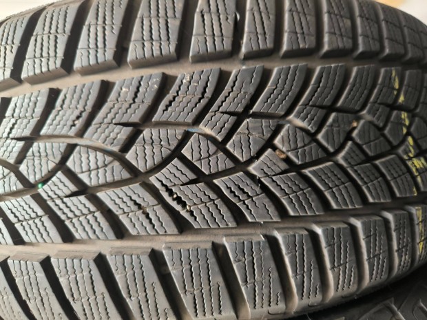 225/55R17 225/55 újszerű téligumik Goodyear