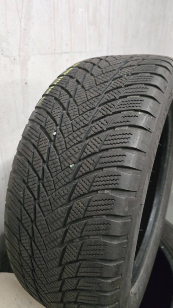 225/55R17 Bridgestone Blizzak LM001