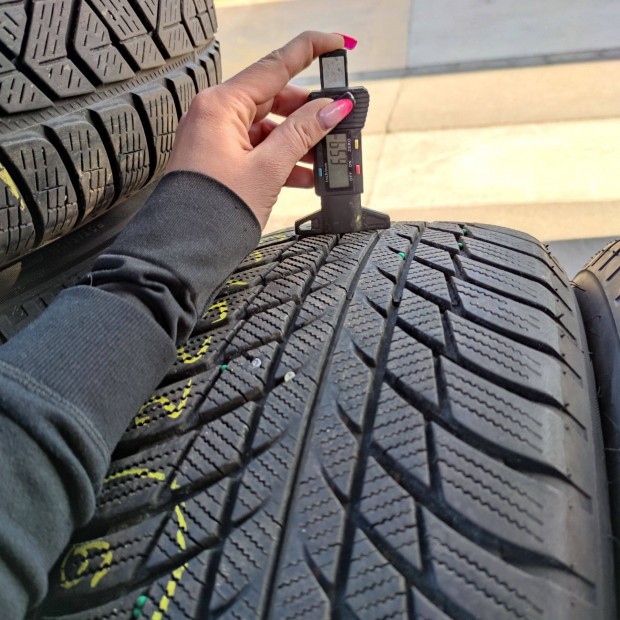 225/55 R17 Bridgestone Defekttűrő téli gumi 99000ft a 4db /39/