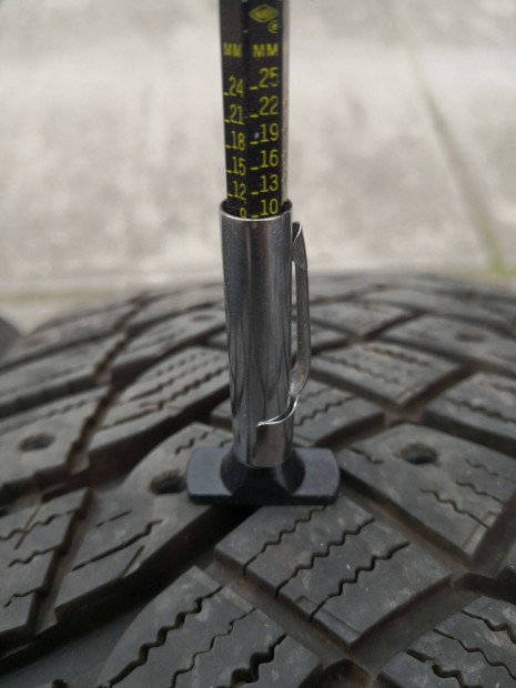 225/60R17 újszerű Goodyear Ultragrip téligumi