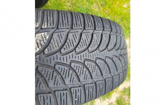 225/65/17R-102H Bridgestone Blizzak használt téli gumi