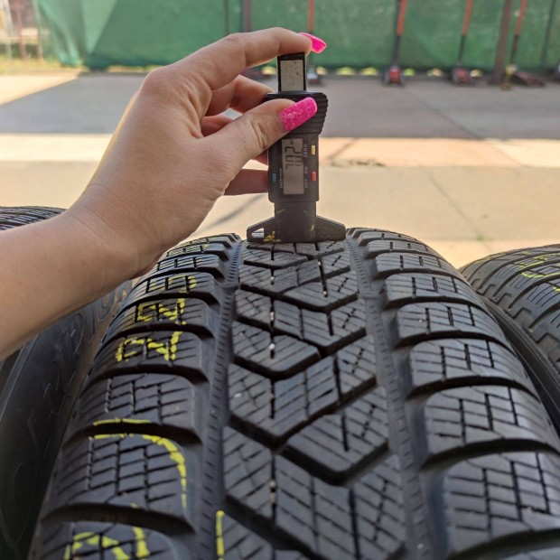 225/65 R17 Pirelli téli gumi 20000ft a 4db/152/