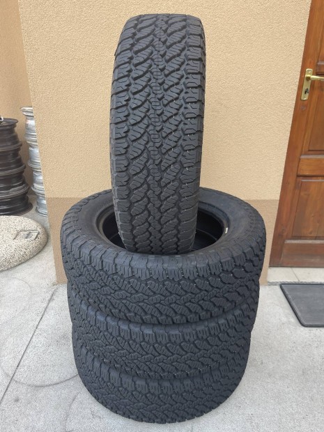 225/65 R17 �j General Grabber AT 3 Terepj�r� Garnit�ra   
