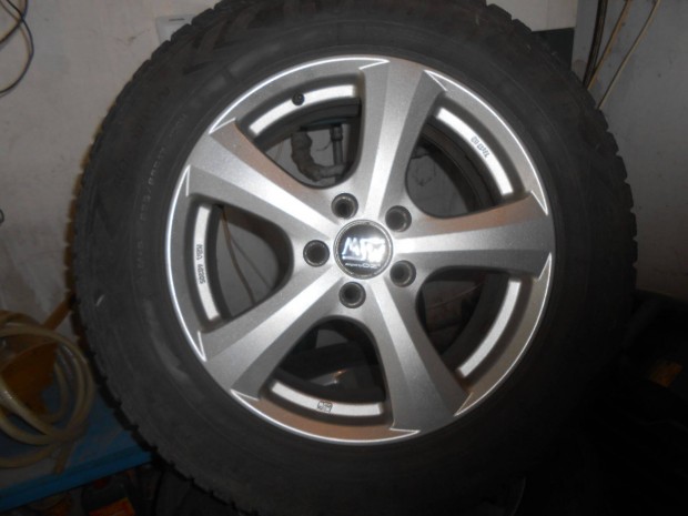 225/65 R 17-es, Goodyear márkájú téligumi garnitúra alufelnin