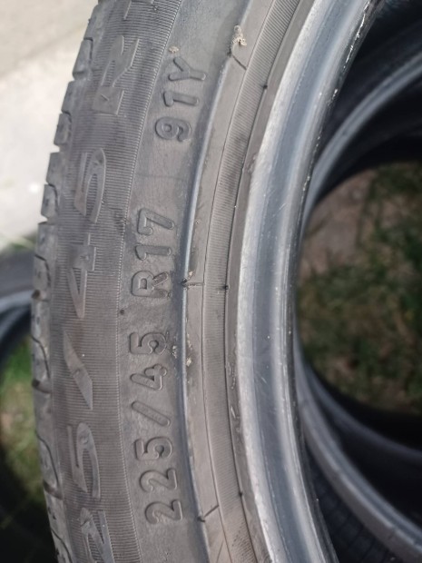 225 /45 R17  Pirellli nyri gumik elad