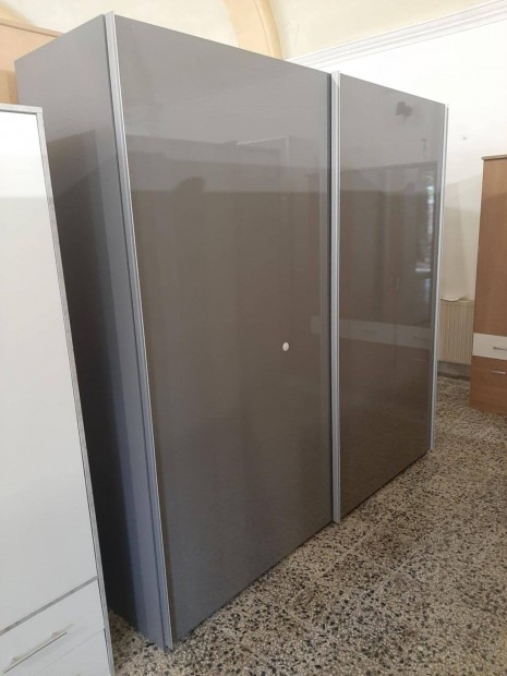 225cm széles, 225cm magas, magas fényű gardrób, szép állapot