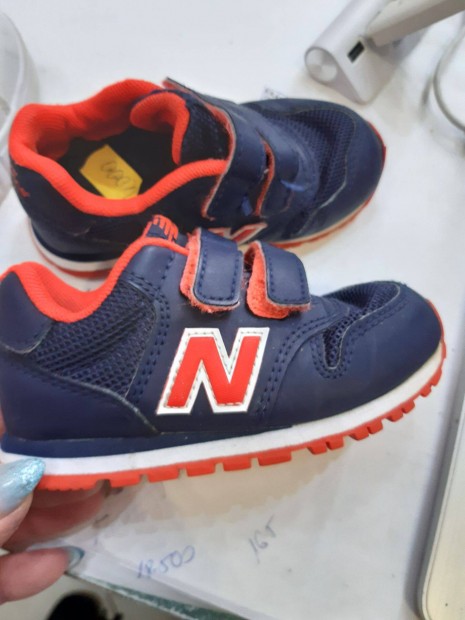 22,5-es New Balance kisfi sportcip