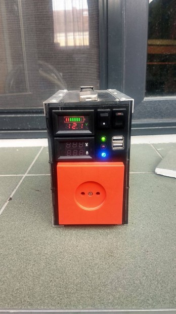 230V Powerbank 12V 5V USB 21x 18650 akkumulátorral Li-Ion +töltő