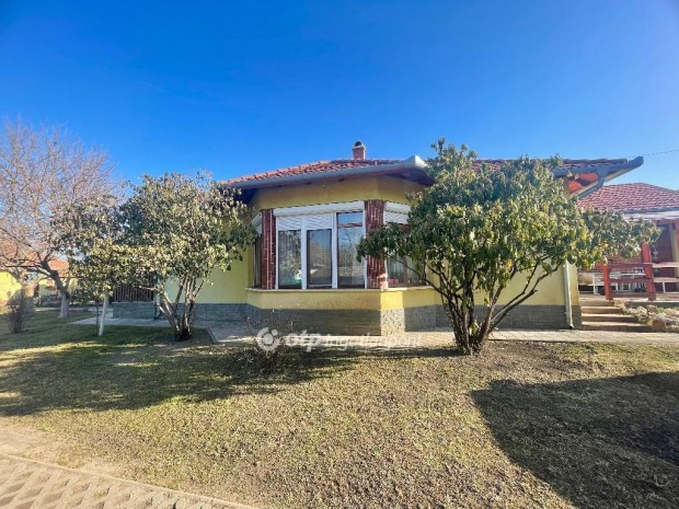 231 nm-es h�z elad� Lajosmizse