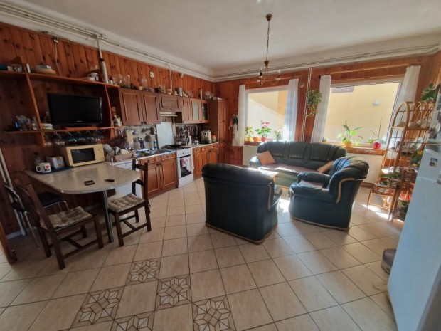 233 nm-es h�z elad� Berzence