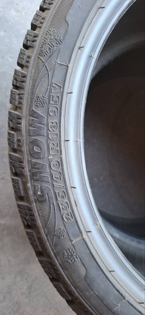 235/40 R18 használt téli gumi kb 80-90%-os