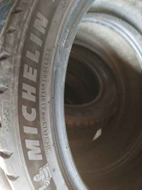 235/40 R19 Ny�ri gumi Michelin N�metorsz�gb�l 5 mm-es .