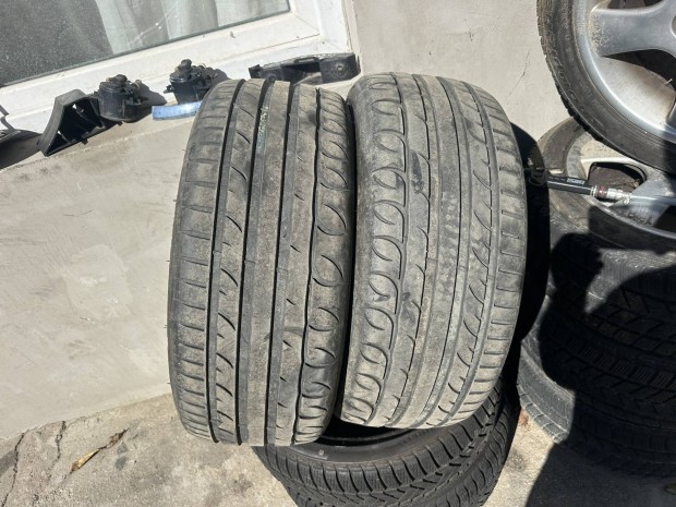 235/40 R19 nyári gumi 6 mm profillal eladó .