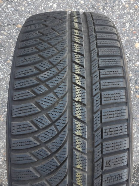 235/40 r19 Kumho Winter Craft wp72. 1db.