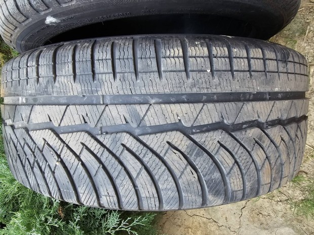 235/45R18 Michelin Tligumik