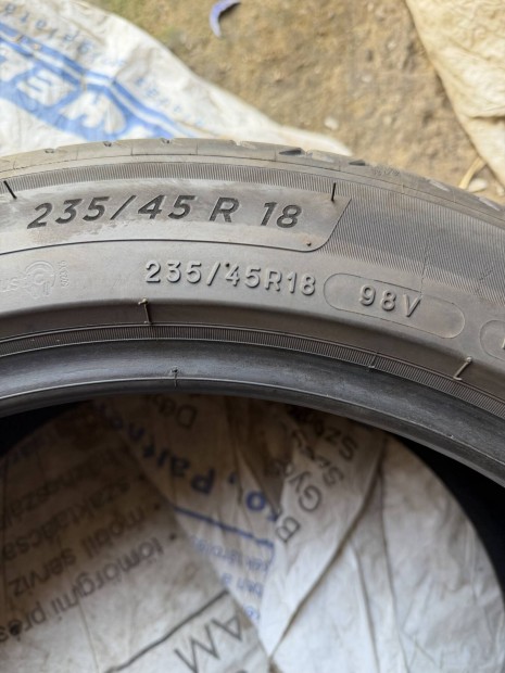 235/45R18" ny�ri gumi