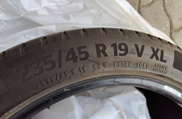 235/45R19 Continentl