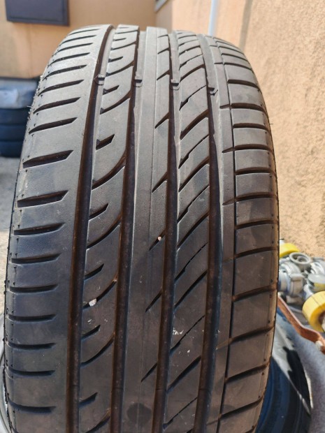 235/45R 19 nyri gumik
