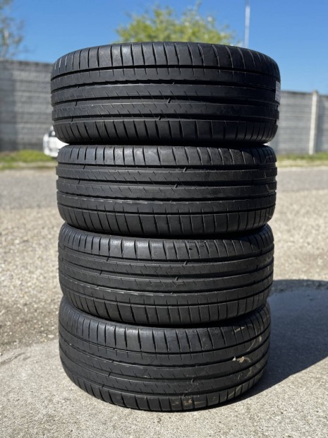 235/45/18 ny�ri gumi Tesla