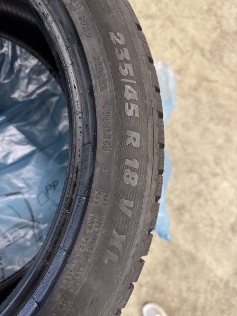 235/45 R18 Paxaro
