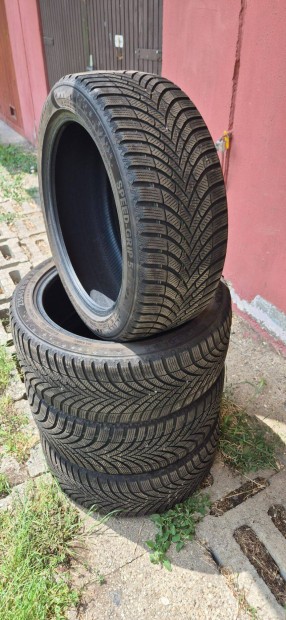 235/45 R18 XL téligumik