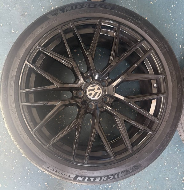 235/45 R20 Felni Téligumival