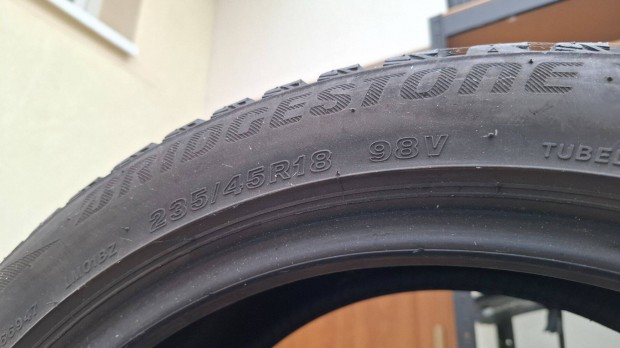 235/45 R 18 Bridgestone Blizzak 001 használt téligumi szett