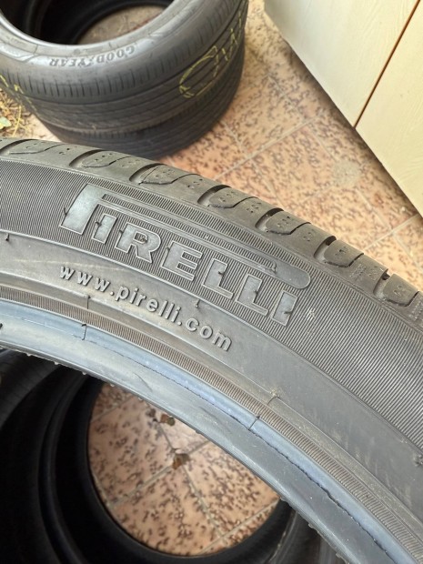 235/45r20 Pirelli nyri gumik