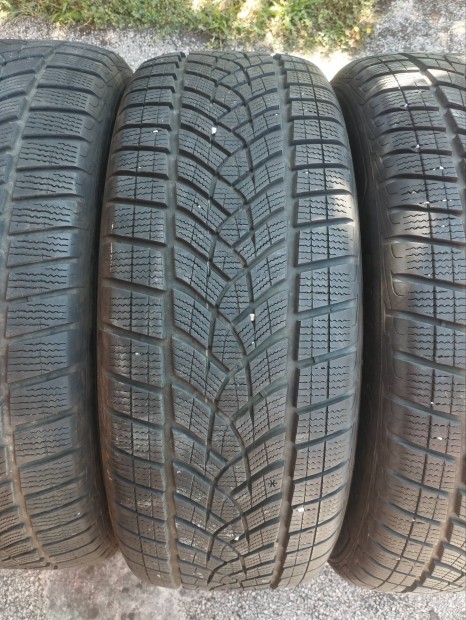 235/55 18 Goodyear téli gumi r18 " dot21