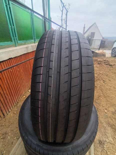 235/55 R18 Goodyear nyari gumi garnitra