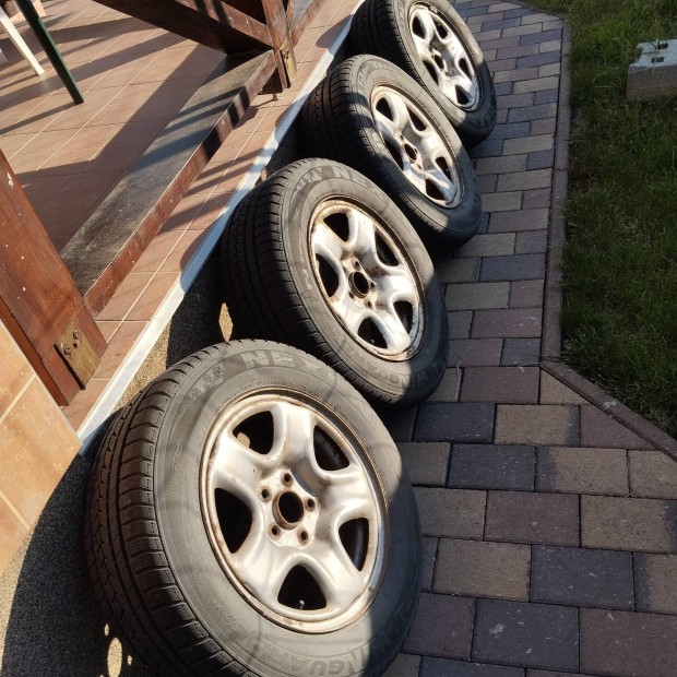 235/60 R16 gumiabroncs felnin SUV