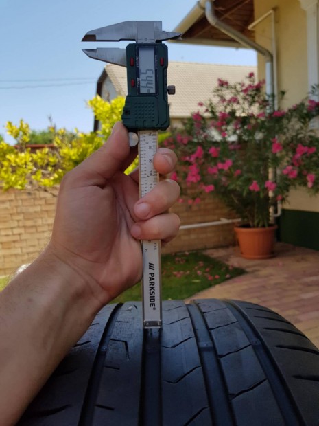 235/60 R18 Continental