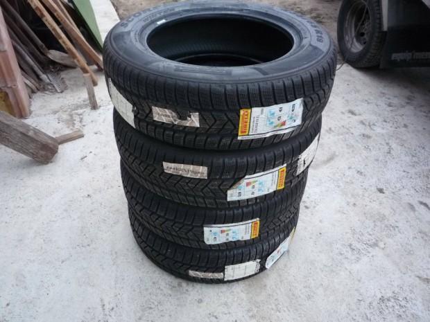 235/65R19 Teljesen Új Pirelli téli gumi garnitúra eladó!