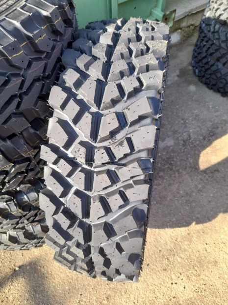 235/70R16 Sahara mints terepgumi