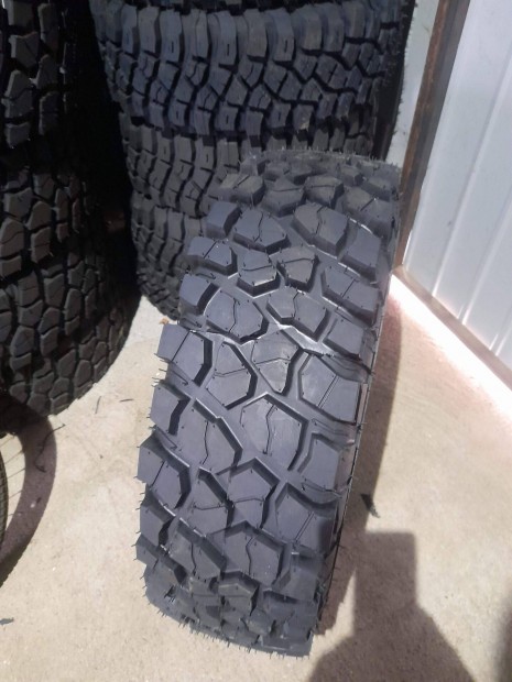 235/70R17 B FG KM2 mintás terepgumi