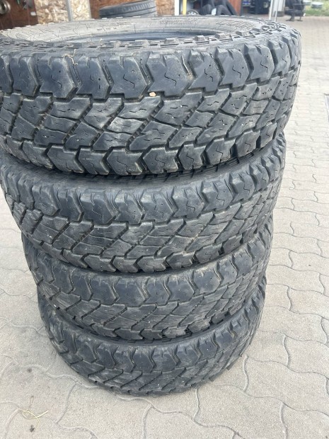 235/85 R16 Cooper terep gumi