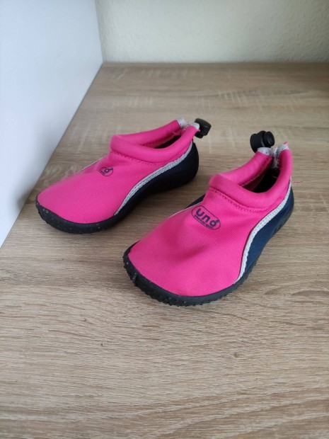 23-as lányka pink vízicipő