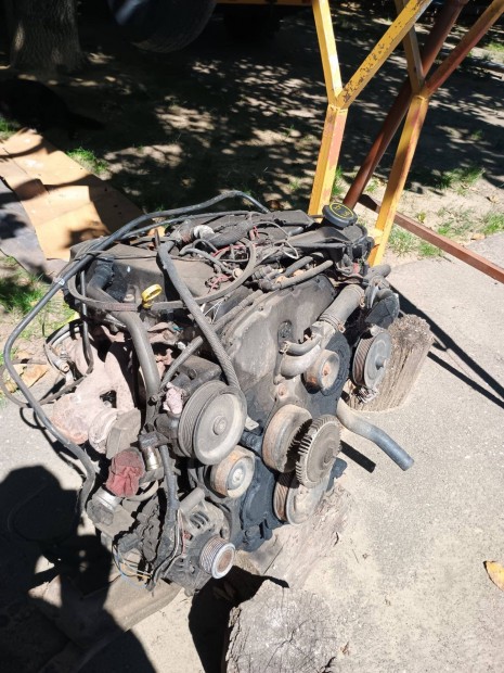 2400-as Ford Transit motor elad