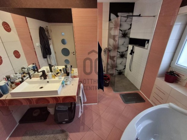 240 nm-es h�z elad� Cegl�d