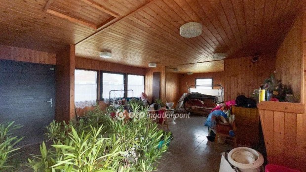 240 nm-es h�z elad� Hal�szi