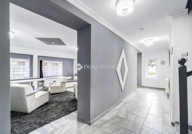 240 nm-es h�z elad� Pom�z