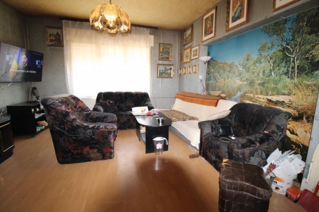 240 nm-es h�z elad� Salg�tarj�n