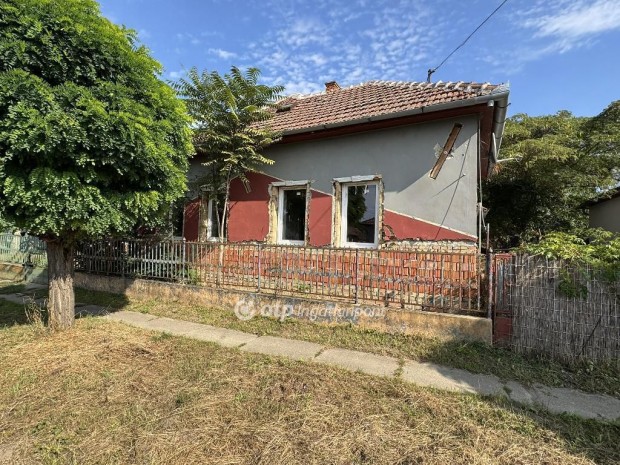 242 nm-es h�z elad� Ab�dszal�k