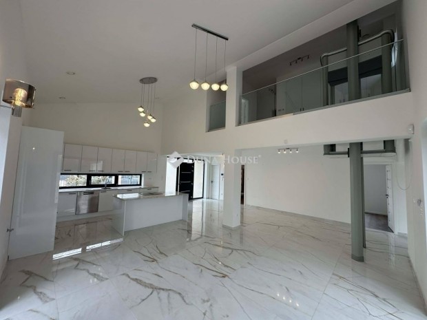 242 nm-es h�z elad� Vecs�s