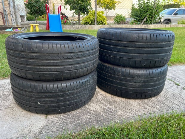 245/40 R20 és 275/35 R20 pirelli nyári gumi