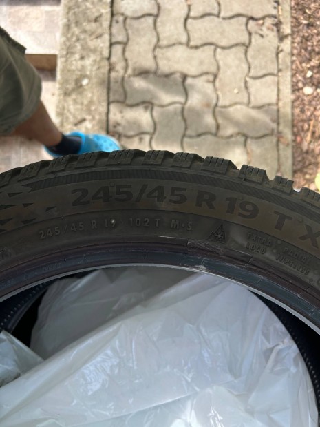 245/45R19 Continental Téli