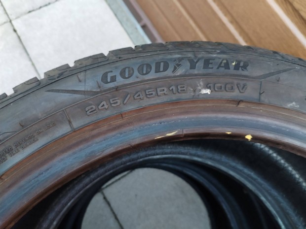245 45 18 goodyear 245/45 R 18 téli gumi garnitura újszerű